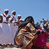 Une femme et sa fille devant la danse des Gnaouas