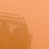 Jeep dans le vent de sable